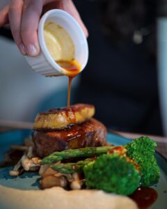 Steak vită cu sos gătit la restaurant bucuresti Haute Pepper, servit la terasa de pe Unirii nr. 2 a restaurantului.